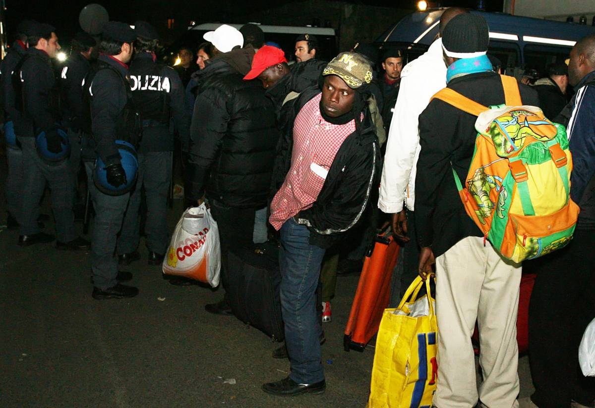 Rosarno, fucilate contro gli immigrati  
Il cardinale Bertone: troppi gli sfruttati 