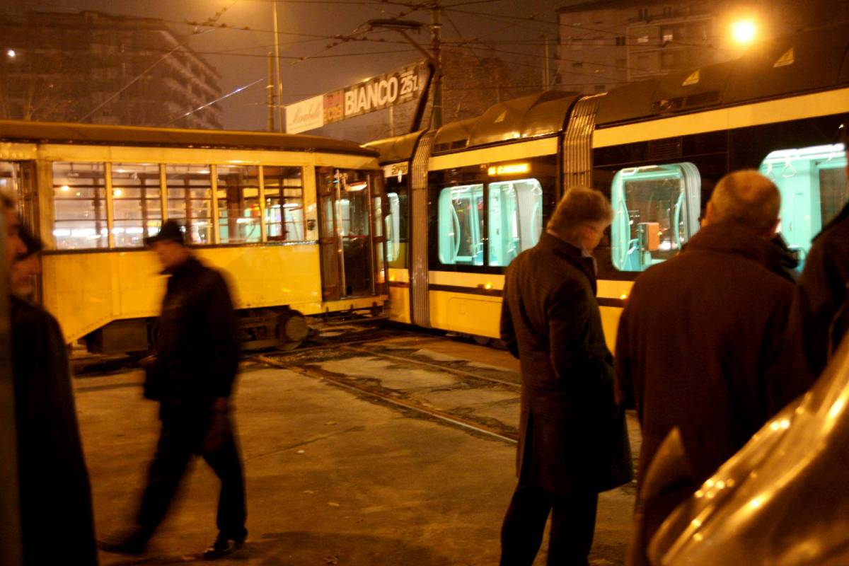 Scontro fra due tram: 12 feriti