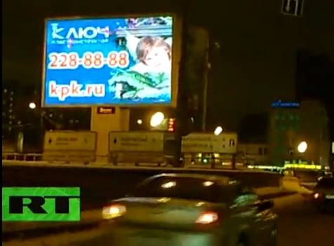 Mosca, traffico in tilt: 
video porno per strada