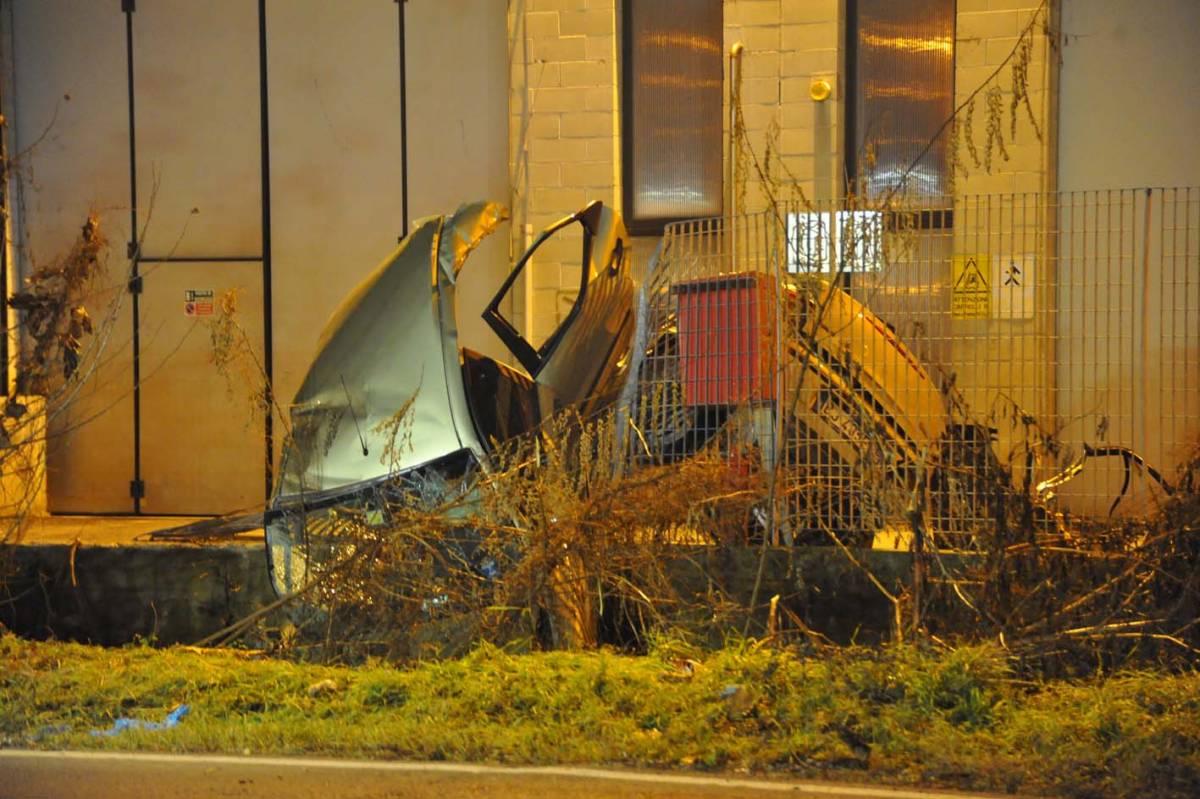 Auto si schianta contro cancellata: morti 3 giovani