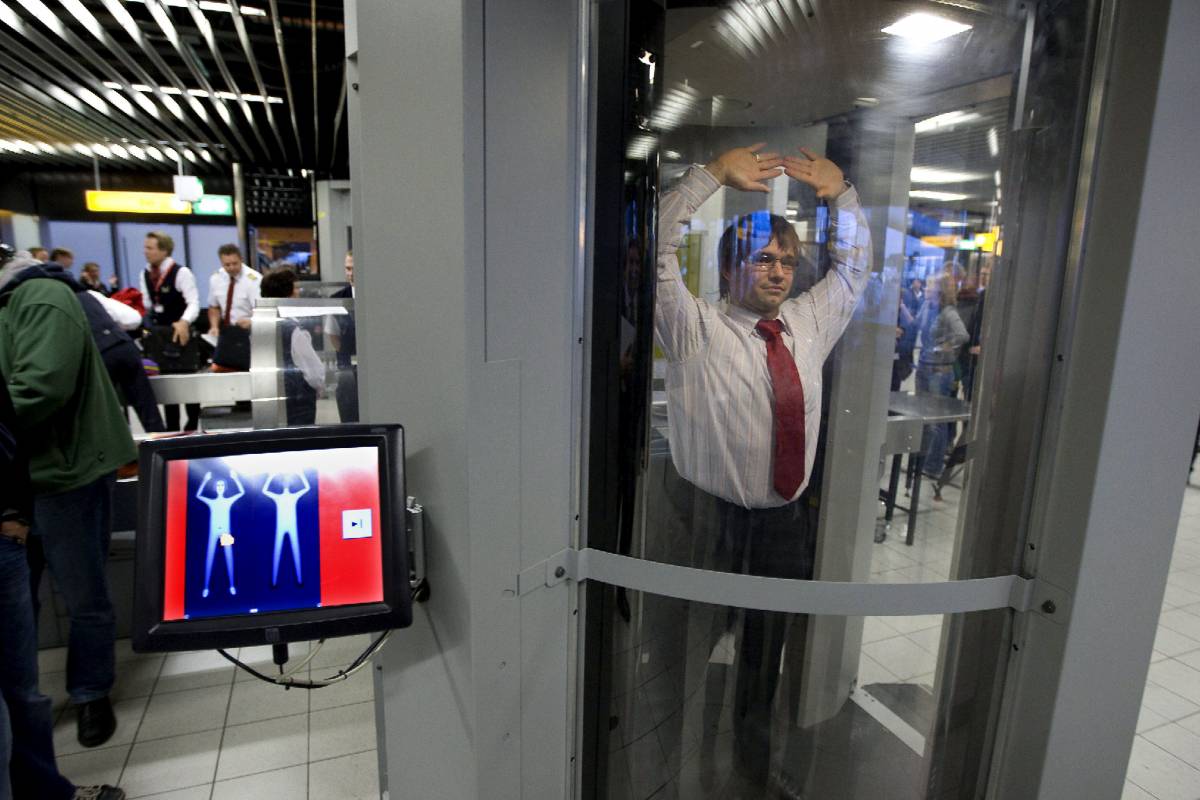 Sicurezza negli aeroporti  
Stop Ue ai body scanner: 
"Posticipata l'adozione"