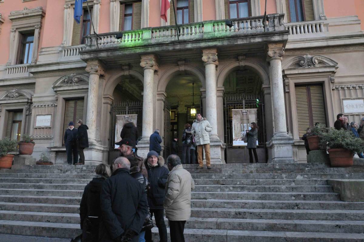 Montecatini, studente precipita dal balcone di un hotel e muore