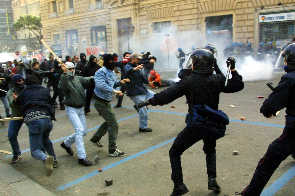 Napoli, abusi su no global: condannati 10 agenti
