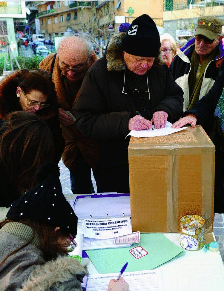 Agguati squadristi ai gazebo ma in 5.200 bocciano la moschea