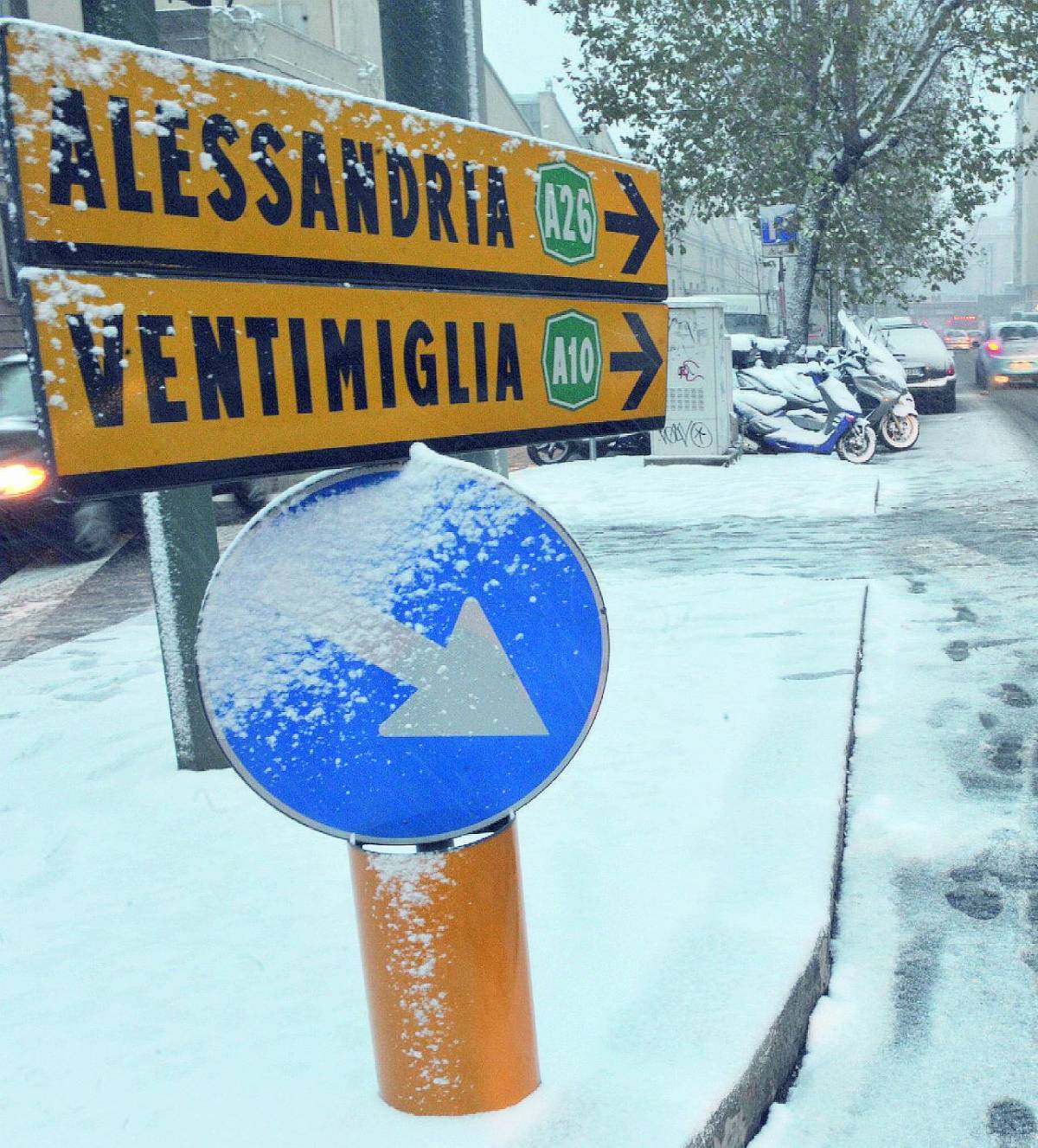 Tornano neve e gelo: tamponamenti e disagi nelle vallate