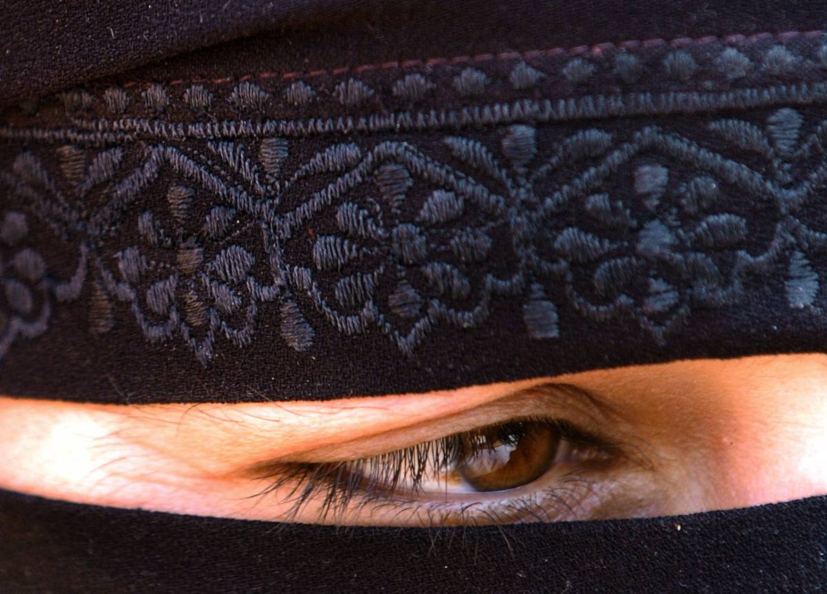 Francia, il burqa vietato 
Si va verso una legge: 
"Offende i nostri valori"