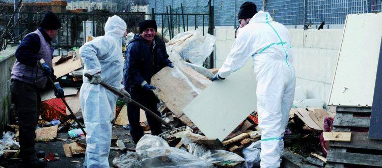 Bolzaneto, la protesta in Municipio dà il via libera a pulizia e sgomberi