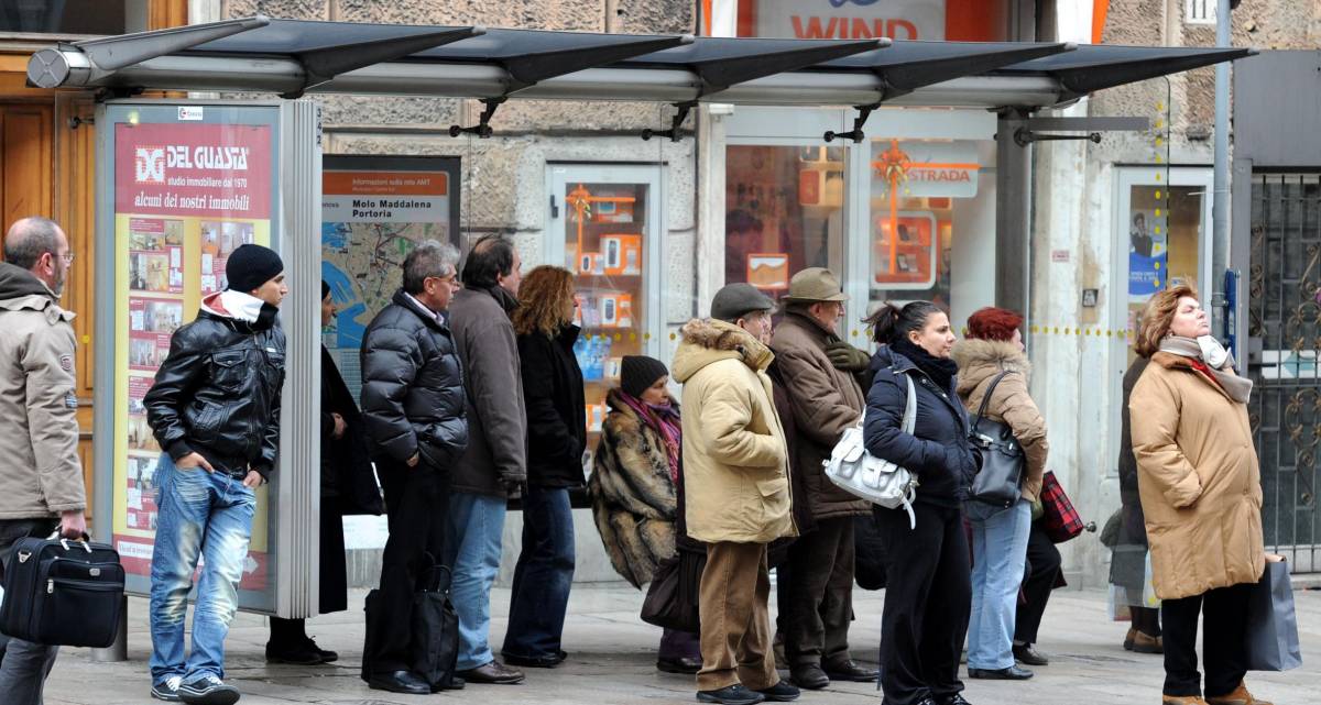 Pensiline, e c’è pure chi si porta la sedia da casa