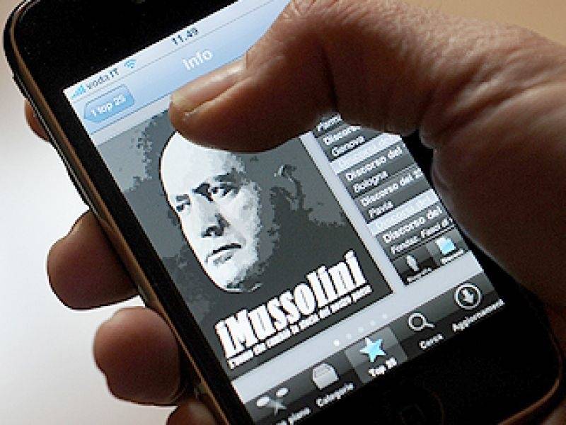 Mussolini spopola sull'iPhone Chi teme il fascismo-gadget? 