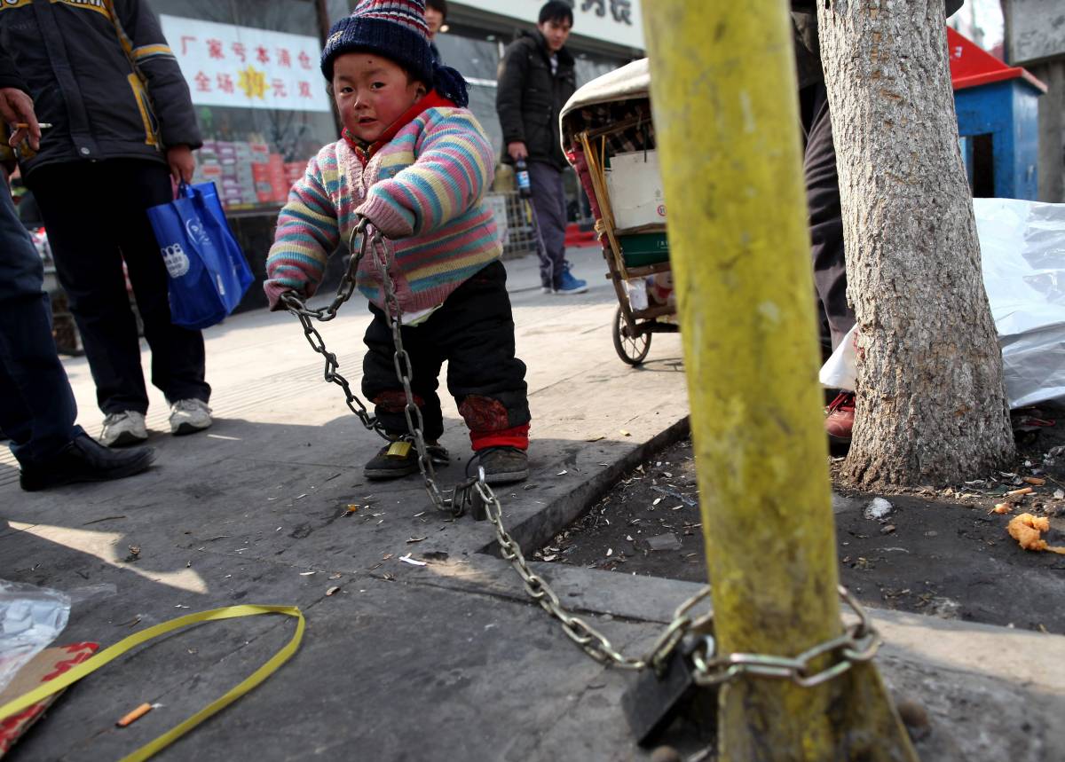 Pechino, padre lega il figlio a un palo: 
"Avevo paura che lo rubassero"