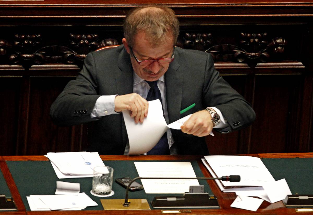 Bologna, Maroni: no election day, voto nel 2011 
Ma il Pd attacca: "Un vergognoso scaricabarile"