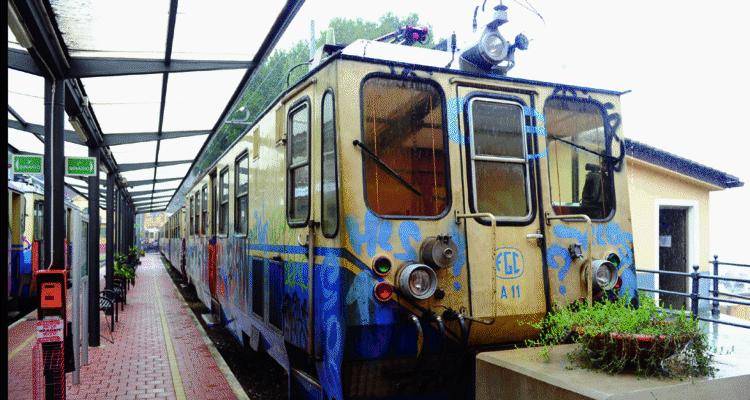 Trasporti Amt sale sul treno di Casella