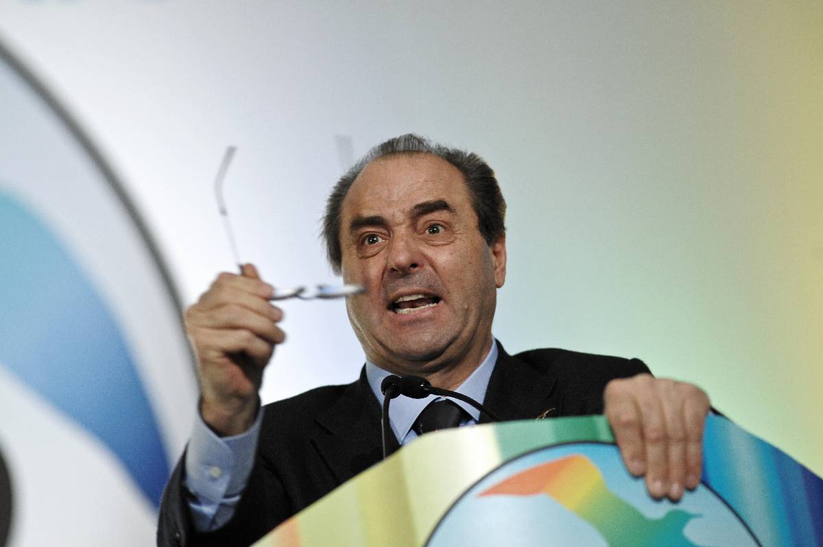 Di Pietro: "Abbiamo codice etico per governare" 
Il Pdl: "Ora l'Udc rifletta". Casini: "Idv macigno"