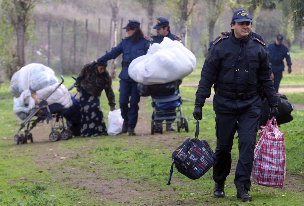 Rom, smantellati quattro insediamenti. De Corato: "Basta 
con le favelas"