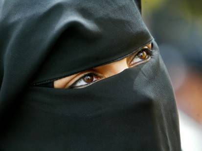 Velo, premio Nobel Ebadi 
"Giusto proibire il burqa 
Per i musulmani è illecito"