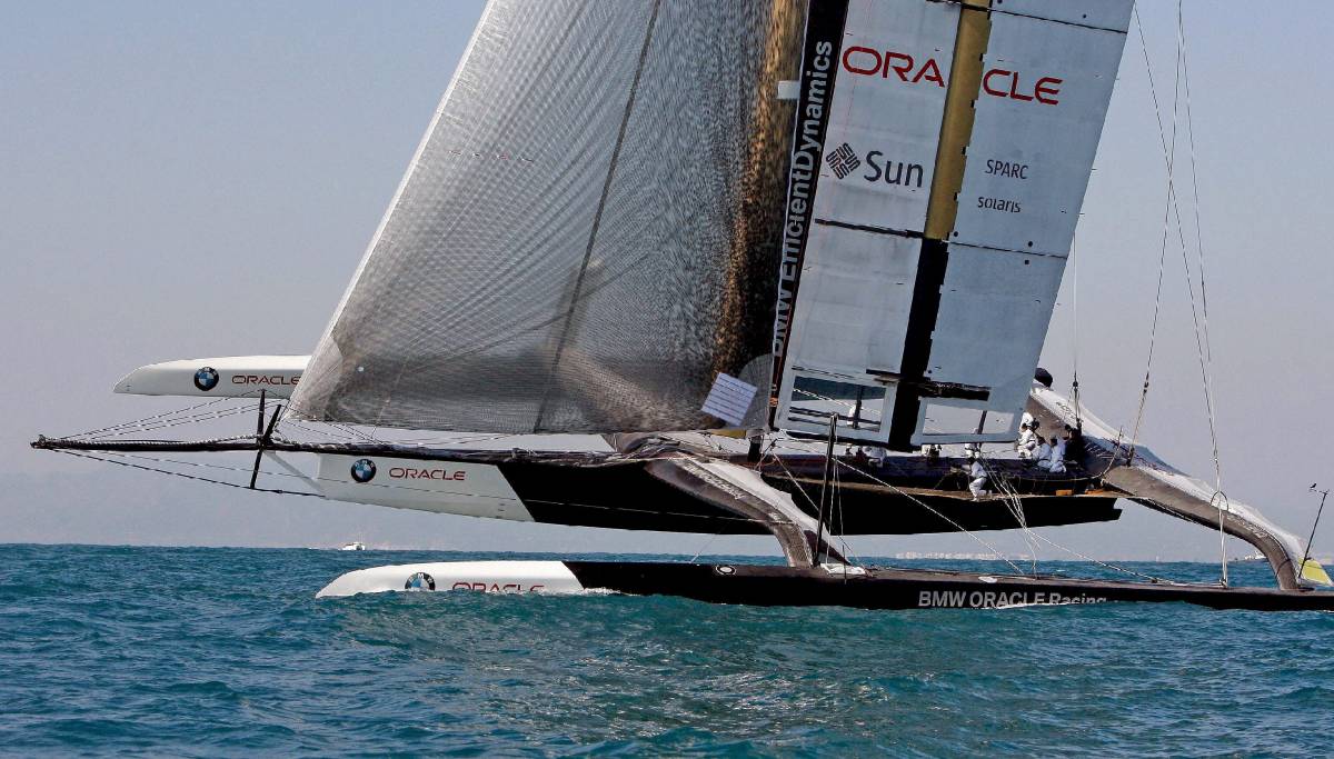 Coppa America, trionfa Oracle 
Il trimarano con la vela-ala 
affonda Alinghi 5 a Valencia
