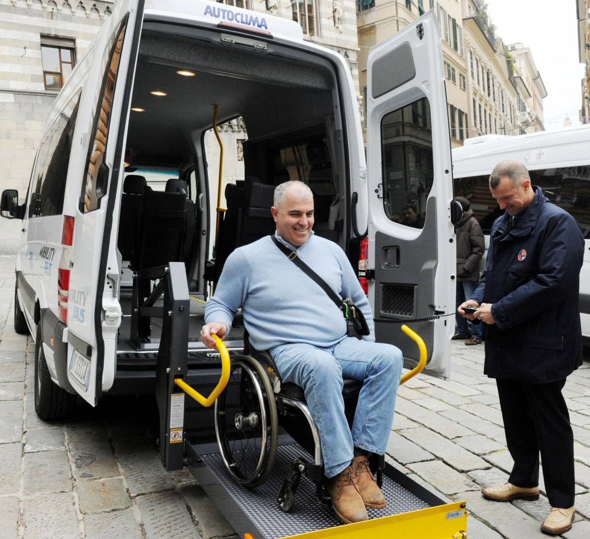 Due pulmini per disabili e bus a 23 chilometri l’ora