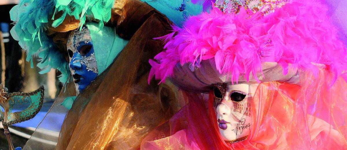 Tutta la città in maschera per «Zena Carnavao»