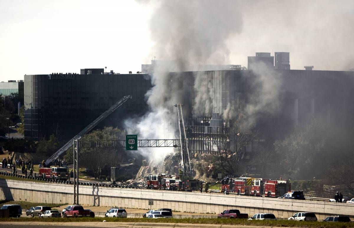 Texas, kamikaze in aereo 
contro l'edificio del fisco 
Fbi: "Non è terrorismo"