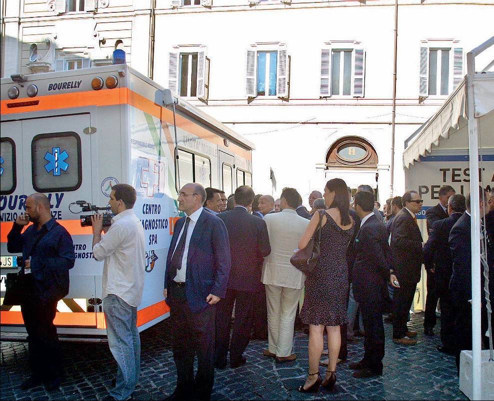 In parlamento c'è un onorevole drogato. E fesso