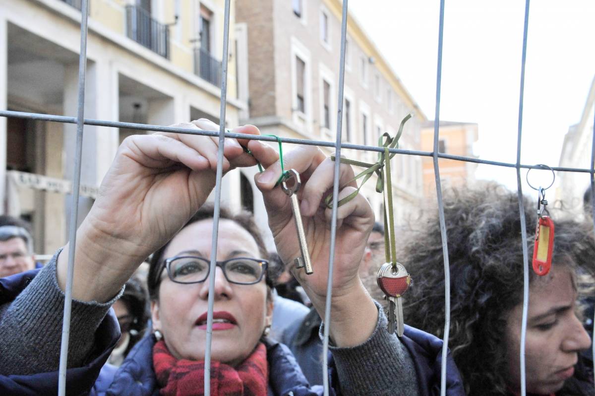 L'Aquila, la protesta delle "mille chiavi". Contestati il sindaco e una troupe del Tg1