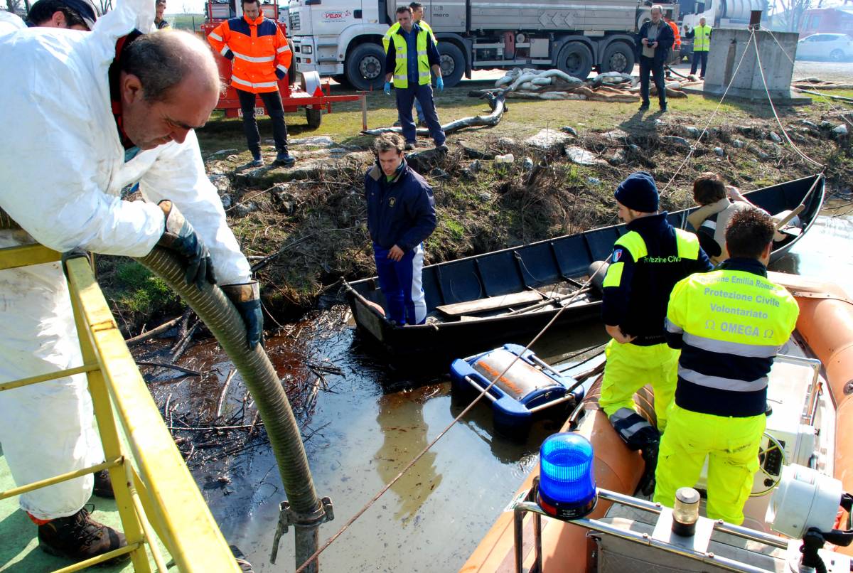 Inquinamento fiume Lambro  
Il petrolio si avvicina al mare