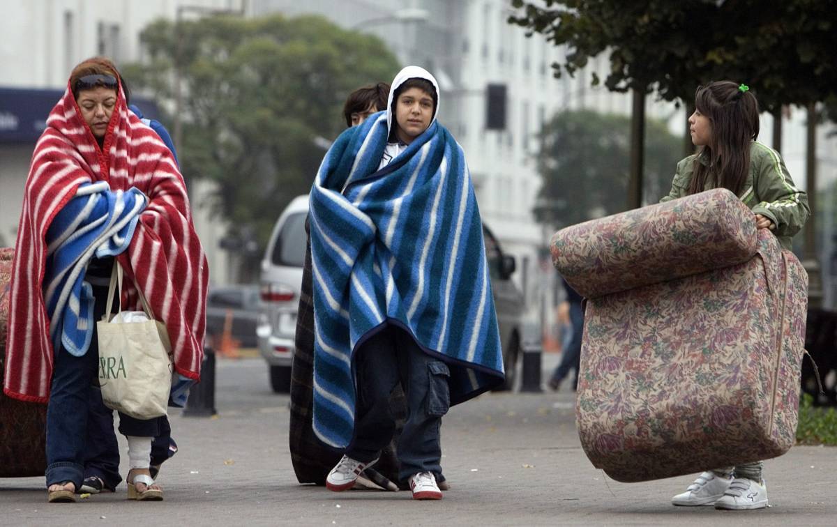 Cile distrutto dal sisma: 708 le vittime 
Nuove scosse: saccheggi a Concepcion