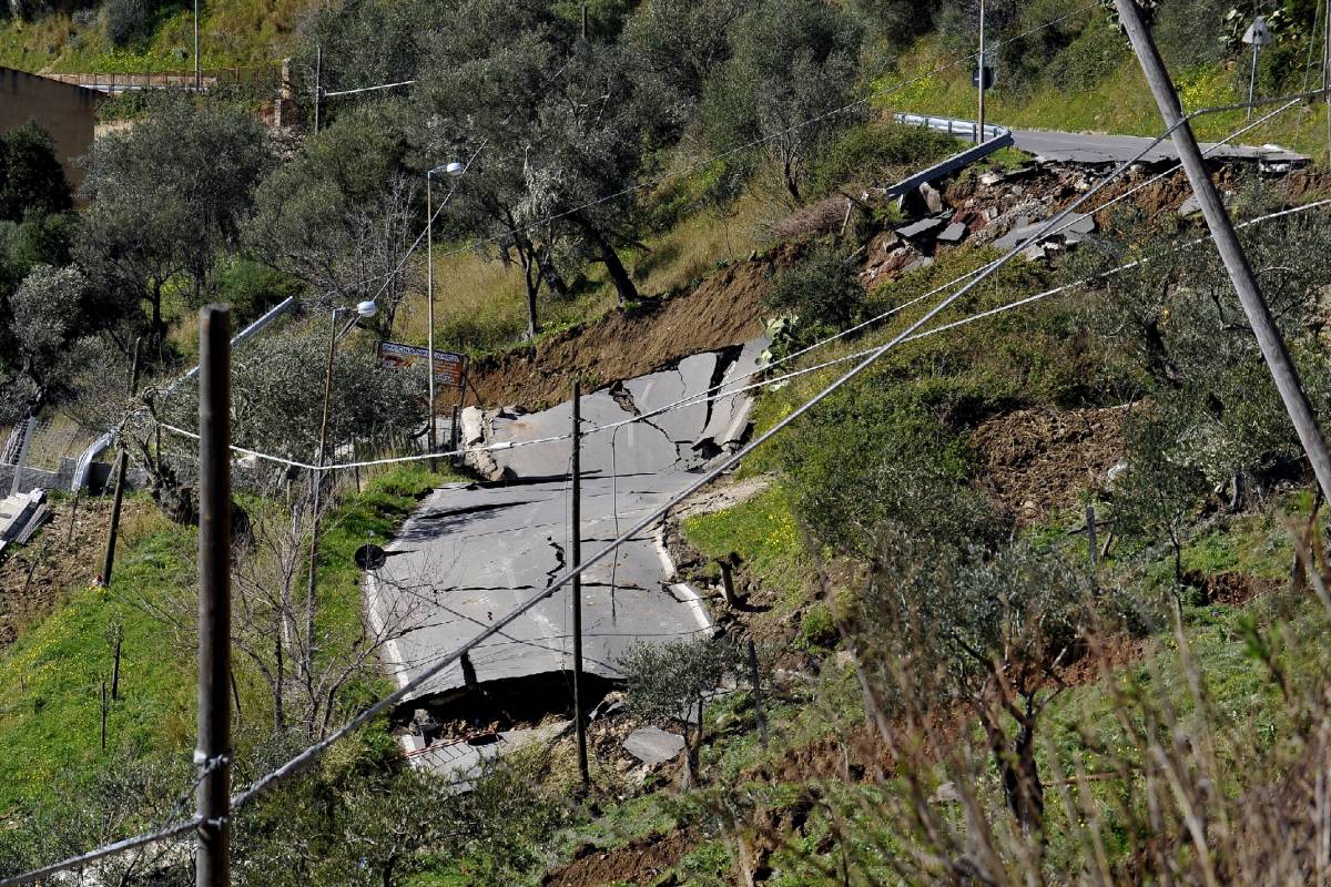 Messina, allarme frane: 
evacuate 120 persone