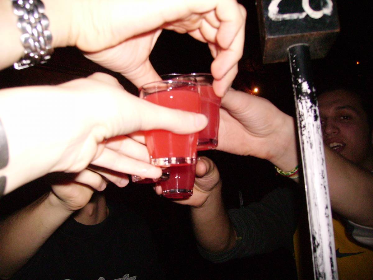 Alcol, la prima bevuta a soli 12 anni 
Codacons: "Vendita ai maggiorenni"