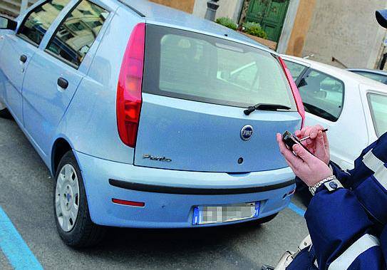 Riceve multe di altri, gli dicono che va bene così