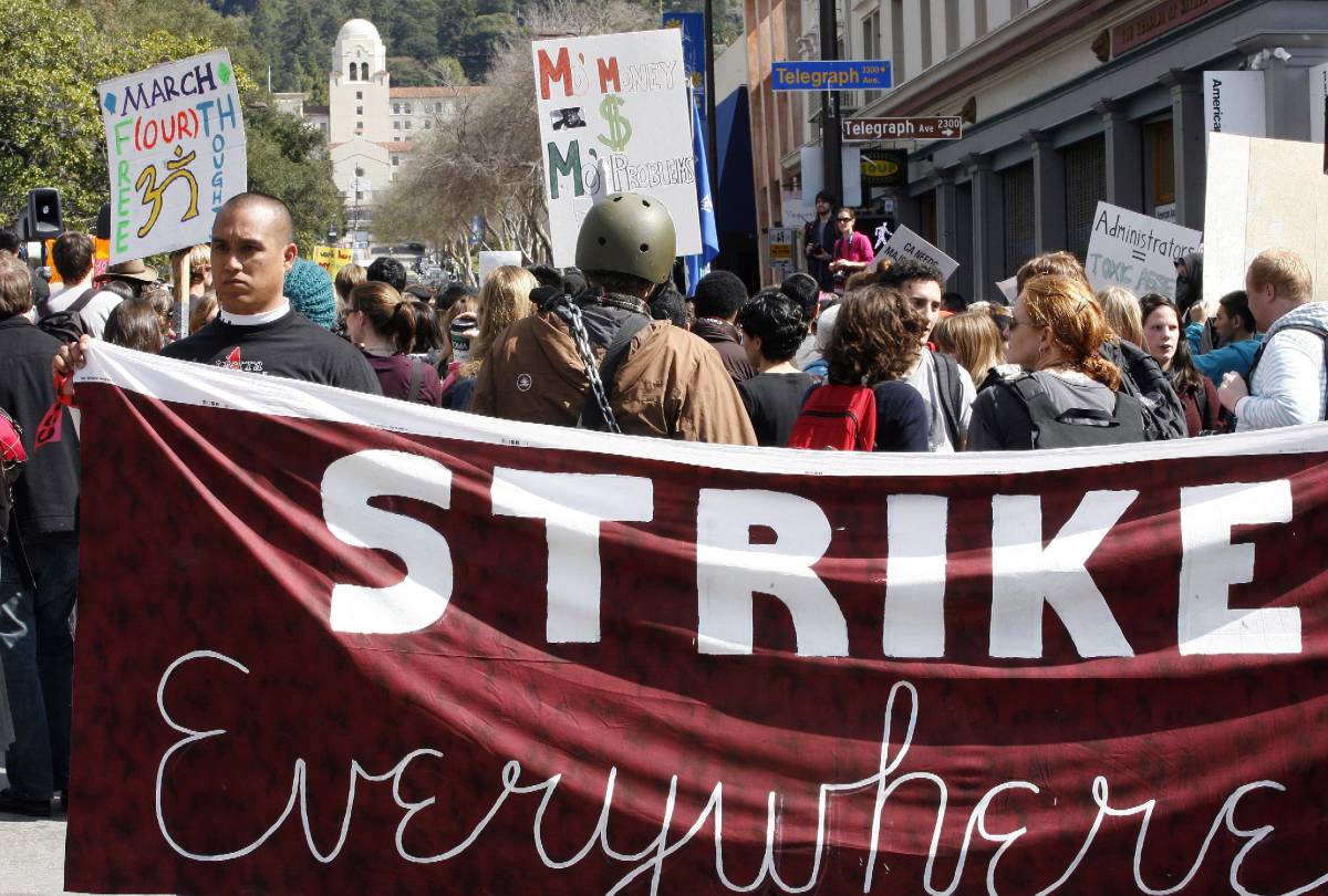 Usa, protesta contro il caro-università 
Scontri e decine di feriti: 150 arrestati