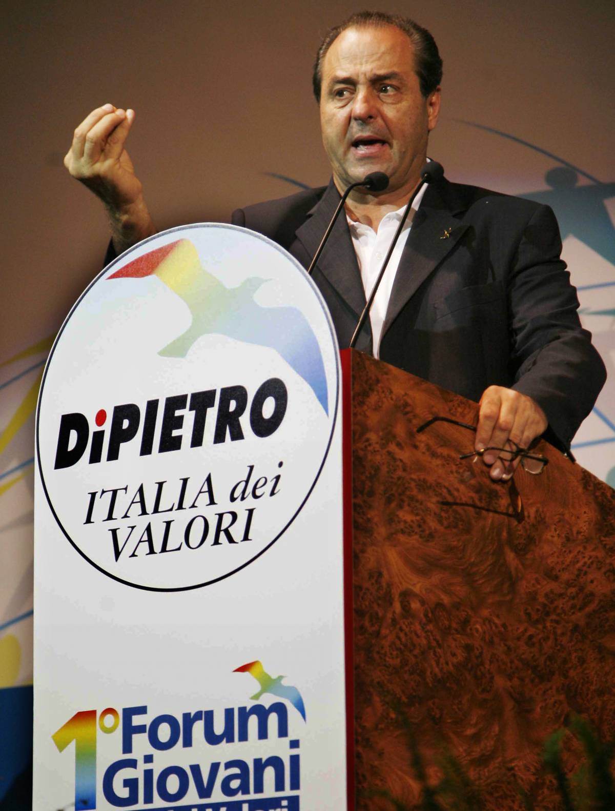 Colle, duro scontro tra Di Pietro e Bersani
 
Berlusconi attacca: Pd ammanettato all'ex pm