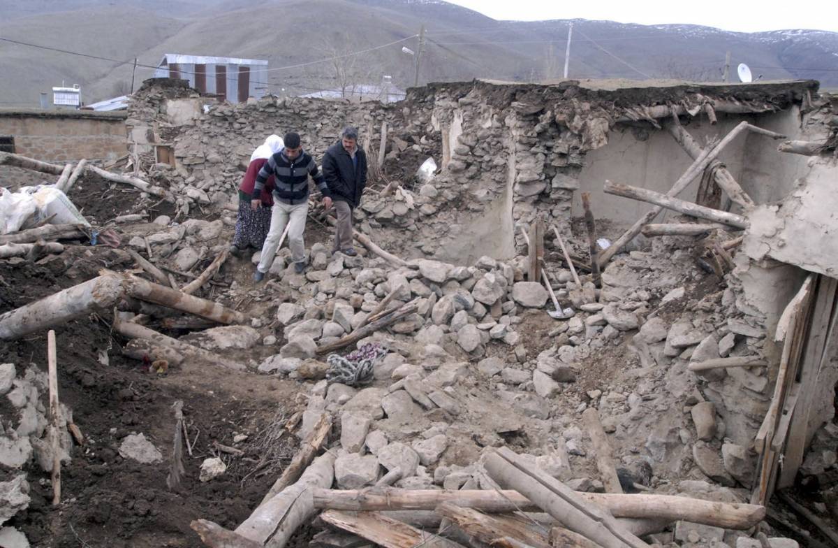 Terremoto in Turchia, 
scossa 6,2 Richter: 
57 vittime e 100 feriti