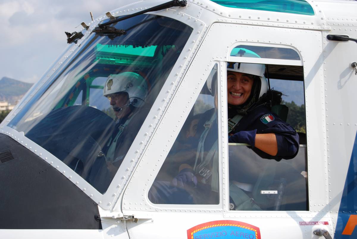 L'8 marzo guidando l'elicottero 
La festa della donna in divisa