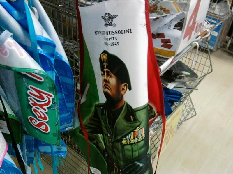 Pola, scoppia la polemica: 
grembiule con Mussolini 
in vendita al supermarket