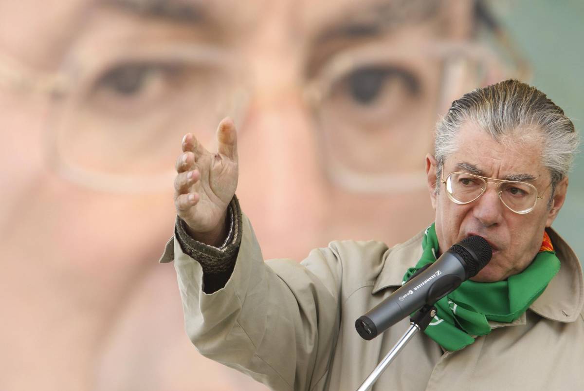 Bossi: "Democrazia a rischio saremo in piazza con Silvio"