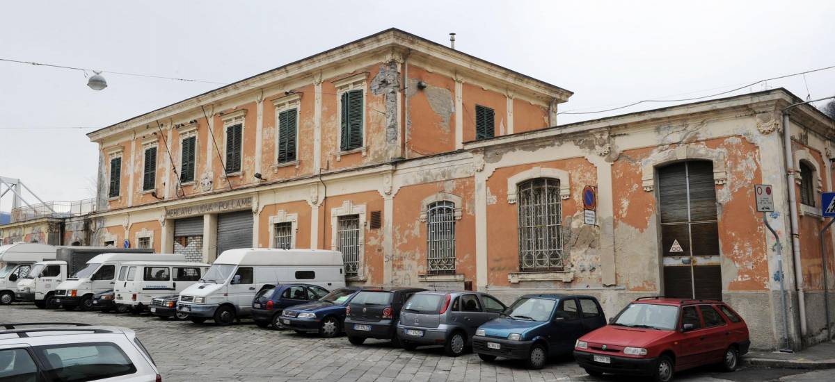 Il degrado del mercato del Campasso: un edificio lasciato a barboni e sbandati