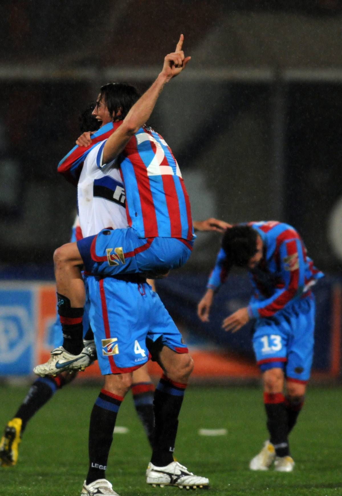 Il Catania strapazza l'Inter 
Si riapre il campionato: 
il Milan sempre più vicino