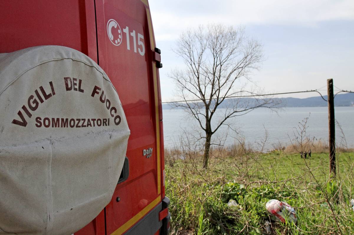 Bracciano, precipita un elicottero: 
disperso un pompiere di 32 anni