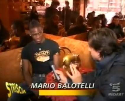 Balotelli rossonero su Striscia la notizia