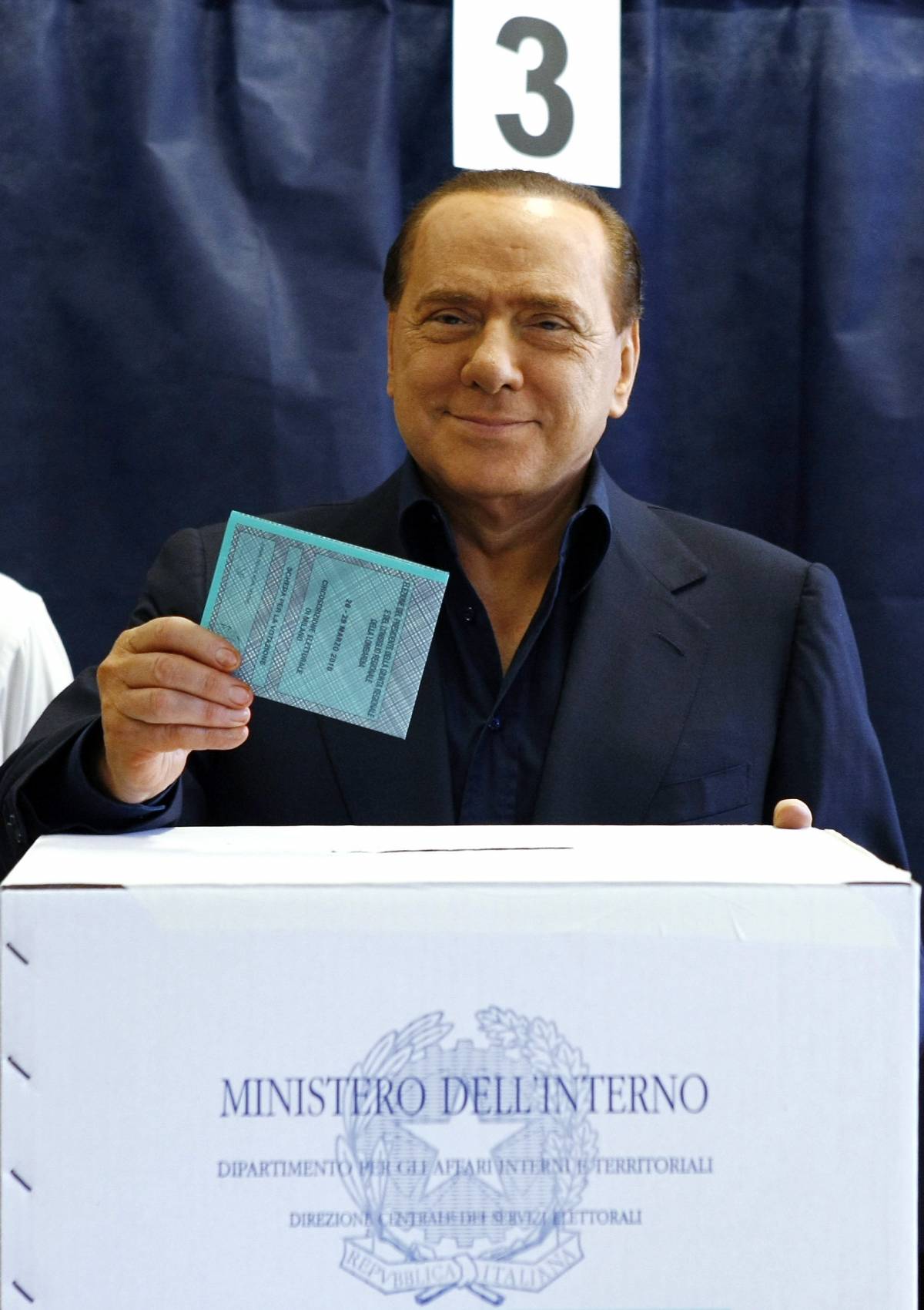 Berlusconi: "Se molliamo ci troviamo Di Pietro 
Il clima d'odio creato in campagna elettorale"