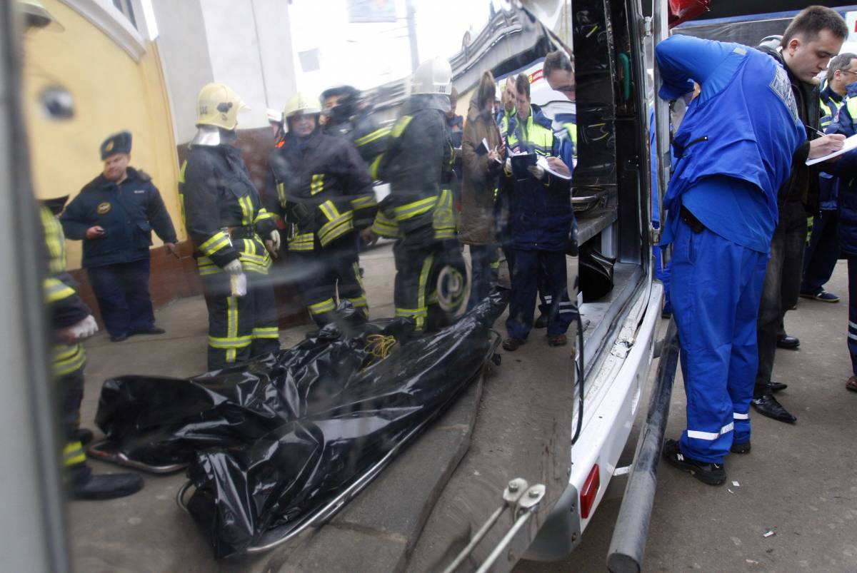 Mosca, 2 donne kamikaze nel metrò: 38 vittime 
Putin duro: "Annienteremo i terroristi ceceni"