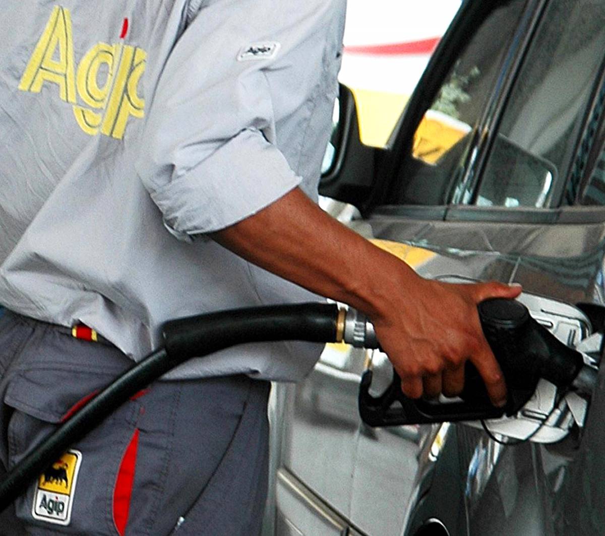 Via all'esodo di Pasqua 
Carburanti, maxi-rincari: 
Saglia prepara al riforma