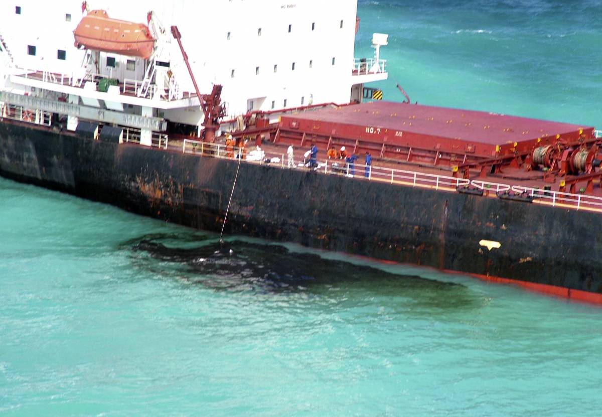 Australia, incidente a nave-cisterna: 
petrolio minaccia la Barriera corallina
