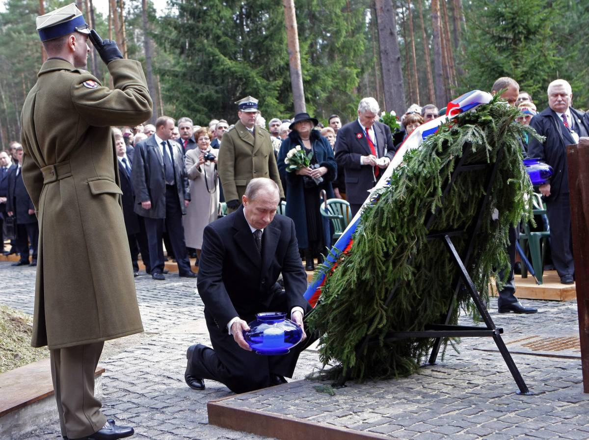 Putin commemora la strage di Katyn con i polacchi