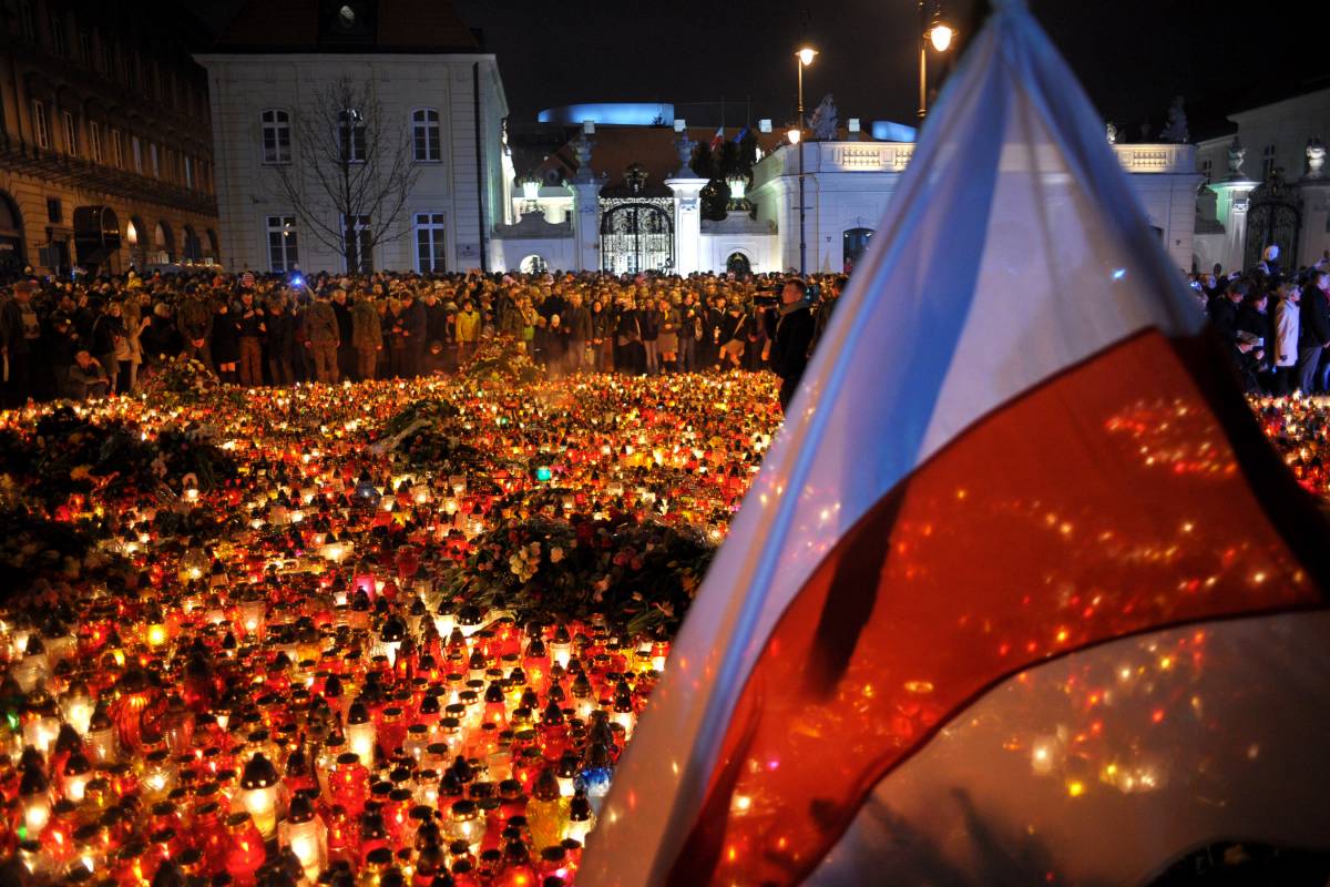 Polonia, 7 giorni di lutto 
Milioni con fiori e candele 
per l'addio a Kaczynski