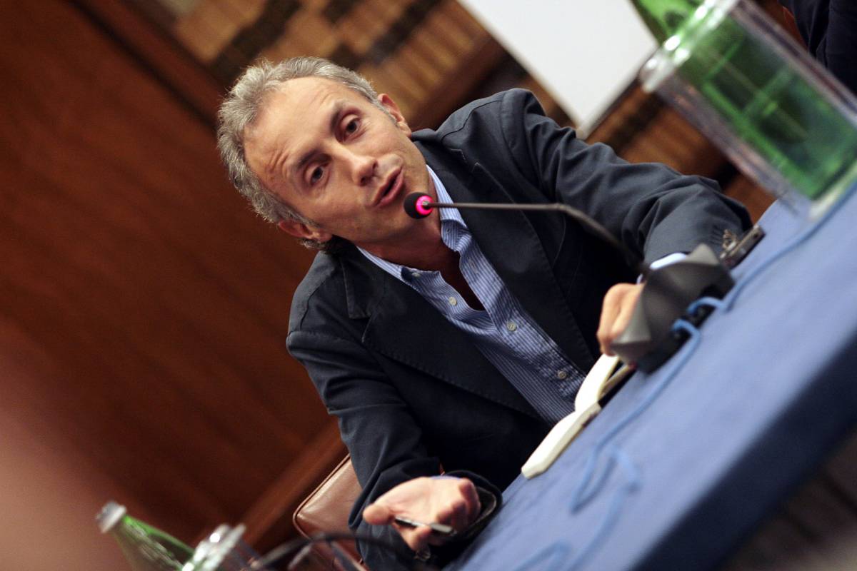 Travaglio molla Di Pietro e ritorna da Fini