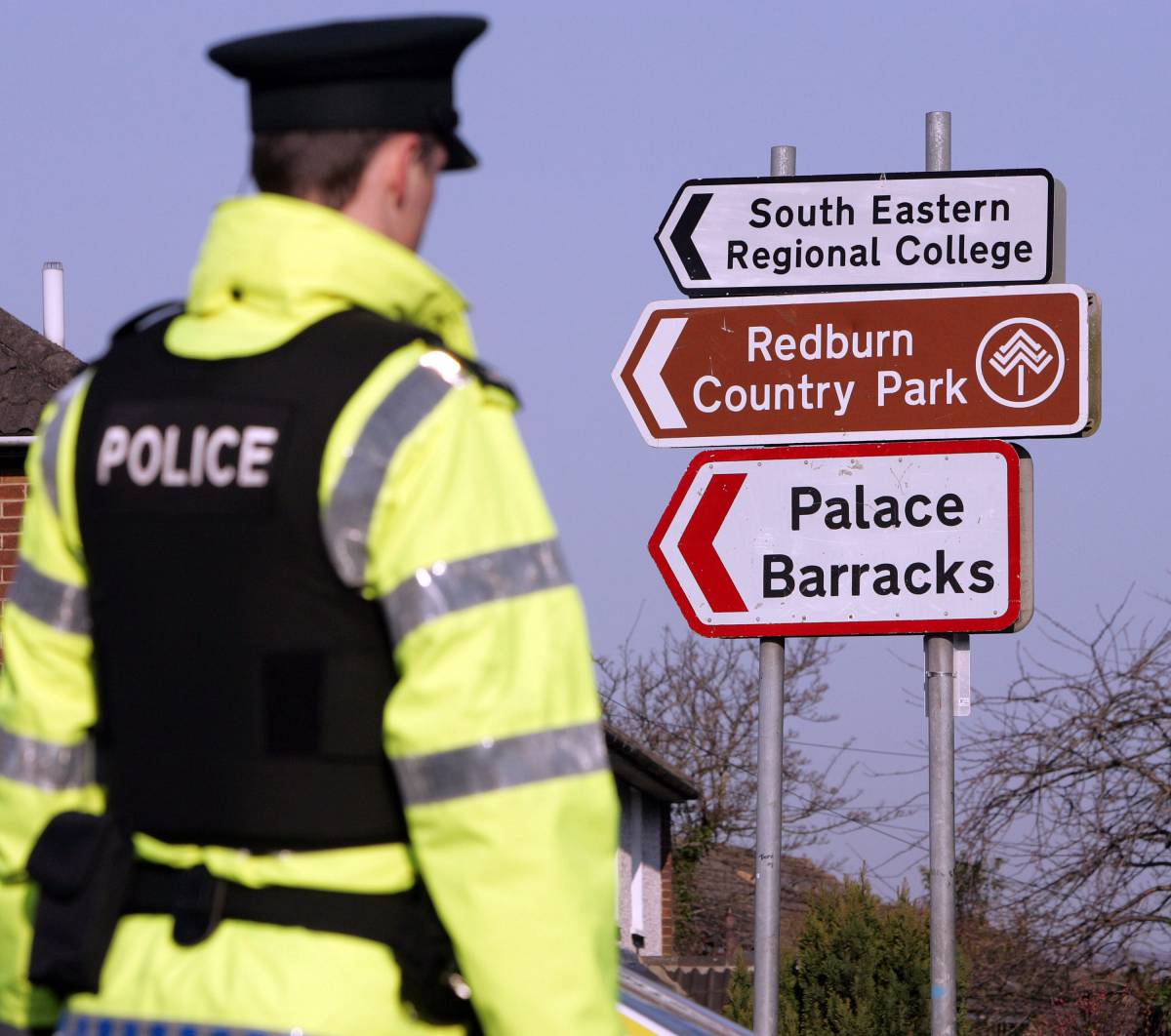 Belfast, autobomba 
davanti sede dei servizi 
Scelta data simbolica