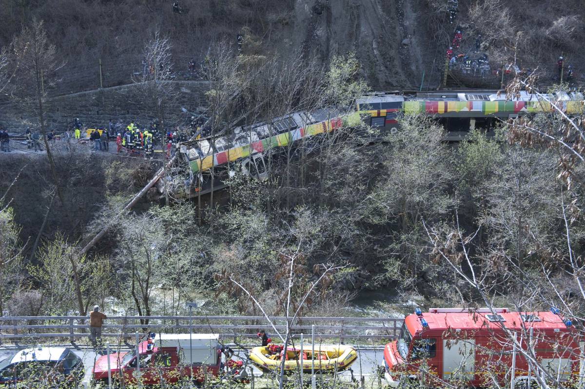 Merano, treno deragliato: 
otto le persone indagate 
Il pm: perizie immediate 