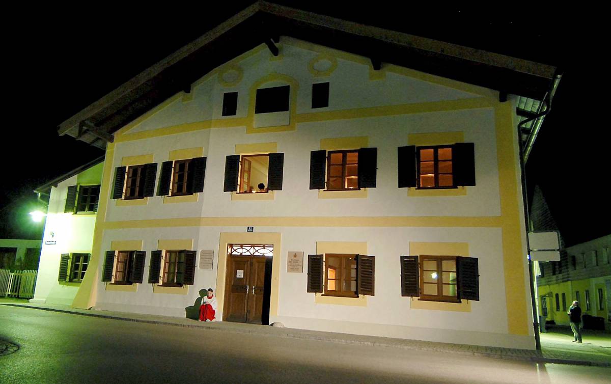Pedofilia, comunità omosessuali contro Bertone 
Germania: scritte oscene sulla casa di Ratzinger